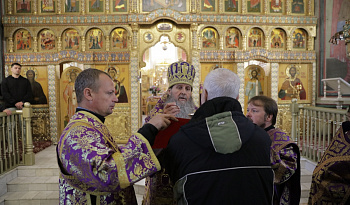Литургия в Крестовоздвижение в кафедральном соборе Кургана