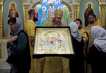 Первое архиерейское богослужение состоялось в нижнем приделе Троицкого собора