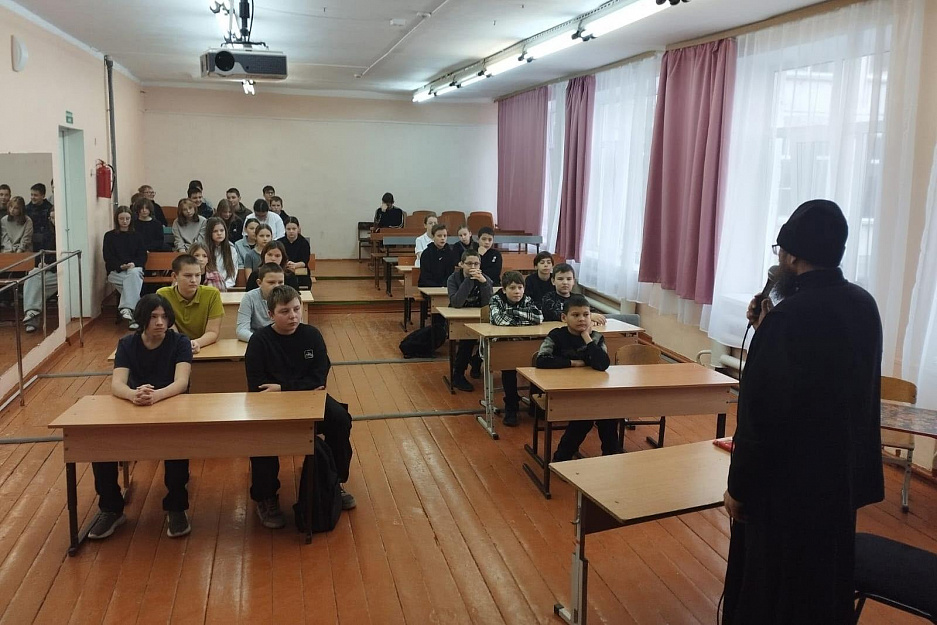 Настоятель курганского храма святой Матроны провёл уроки для учеников школы №48