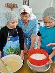 В социальной столовой курганского храма учат маленьких поварят