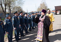 В Кургане священник поздравил огнеборцев с юбилеем пожарной охраны