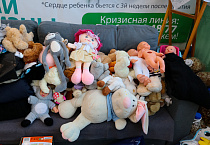 В Кургане заместитель губернатора осмотрела Центр гуманитарной помощи и побывала в храме