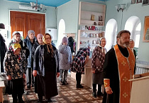 Прихожане храма в Петухово помолились об участниках СВО