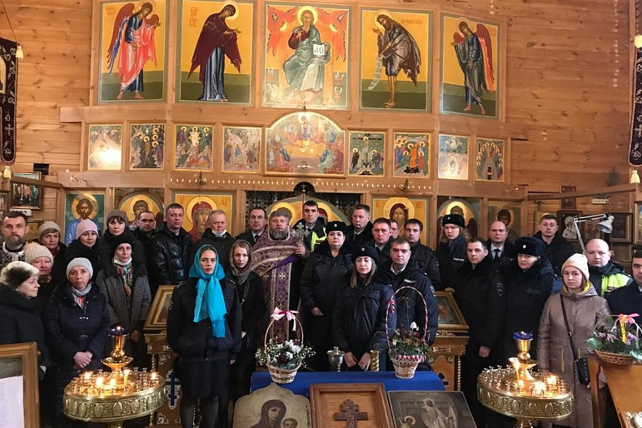 В Кургане сотрудники правоохранительных органов помолились в гарнизонном храме