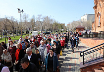 В главном соборе Кургана началась раздача Благодатного огня