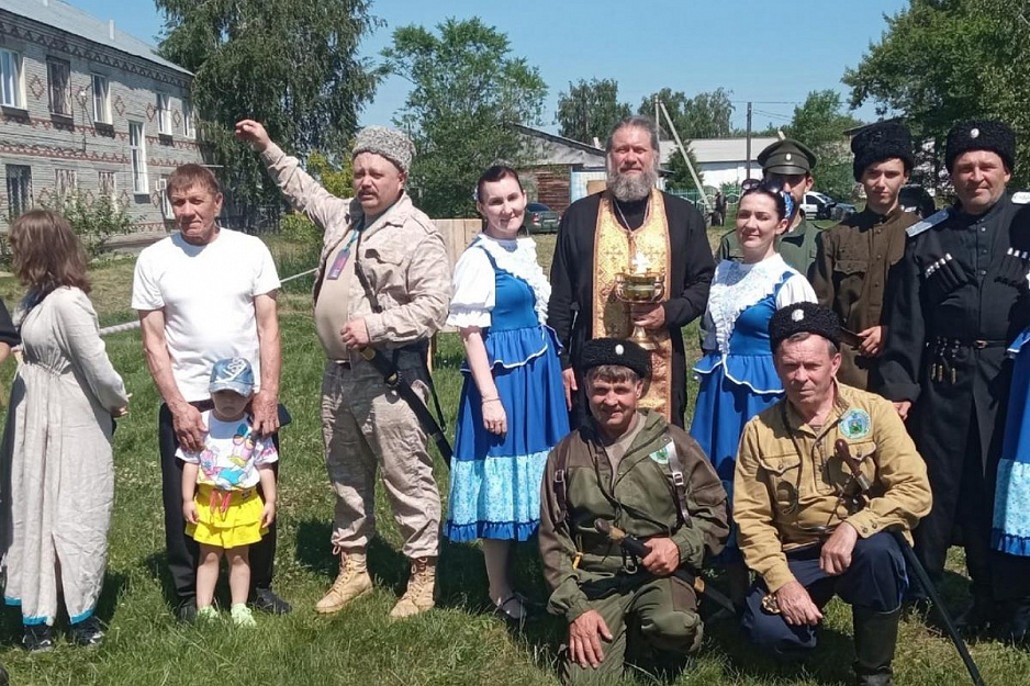 В фестивале «Казачий сполох» в селе Садовое принял участие местный священник