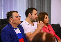 «Люди с безграничными возможностями»: в Юговке состоялась презентация фильма об ансамбле жестовой песни «Поющие руки»