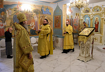 Первое архиерейское богослужение состоялось в нижнем приделе Троицкого собора