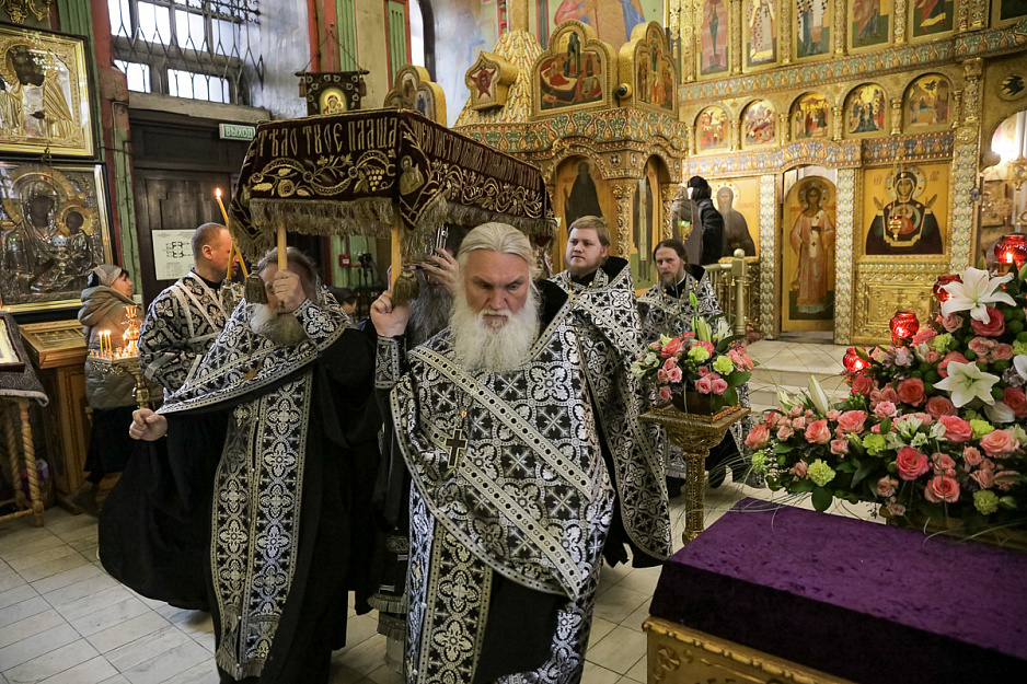 Вечером в Страстную пятницу митрополит Даниил совершил Утреню с чином погребения Плащаницы