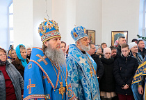 В возрожденном храме Чимеевского монастыря прошла первая архиерейская Литургия и освящение нового иконостаса