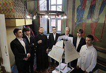 В главном соборе Кургана началась раздача Благодатного огня