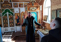В Зауралье священник съездил с 8-классниками на страусиную ферму