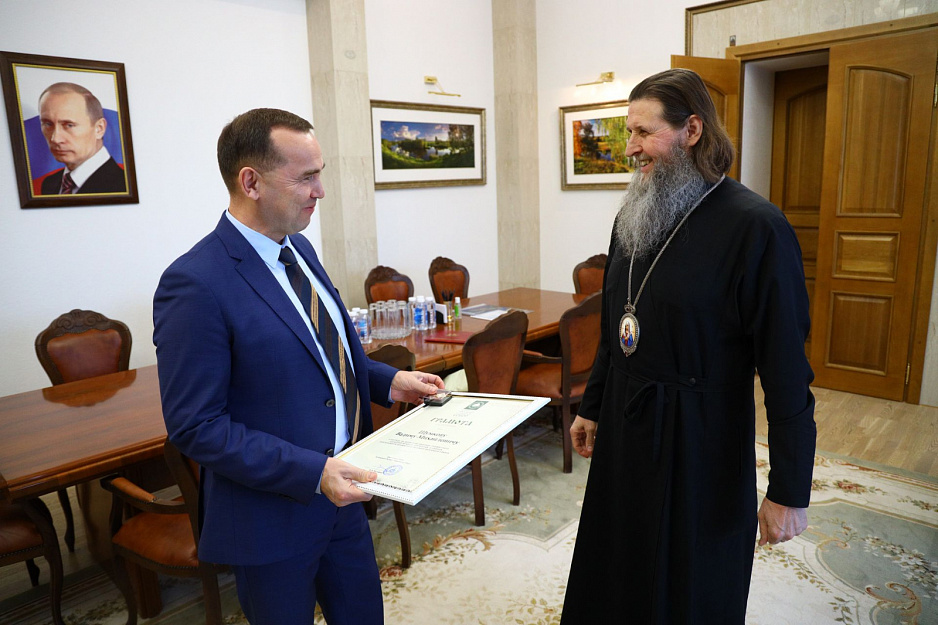Митрополит Даниил передал губернатору Вадиму Шумкову высокую награду  