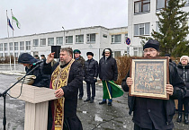 Курганские священники благословили парней, призванных в военно-космические и сухопутные войска