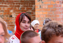 В строящемся храме посёлка Варгаши отслужили Литургию под открытым небом