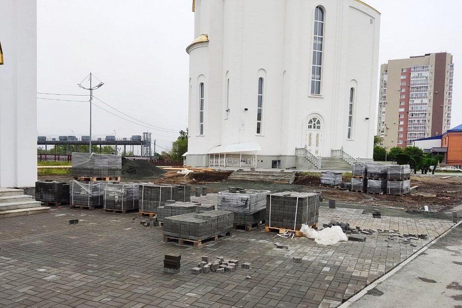 В Кургане возле Троицкого собора продолжается  укладка брусчатки