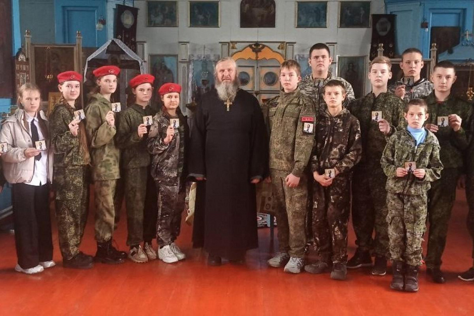 В Зауралье священник вручил юнармейцам шевроны с изображением небесного покровителя
