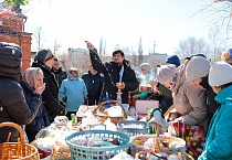 В Александро-Невском кафедральном соборе проходит освящение куличей