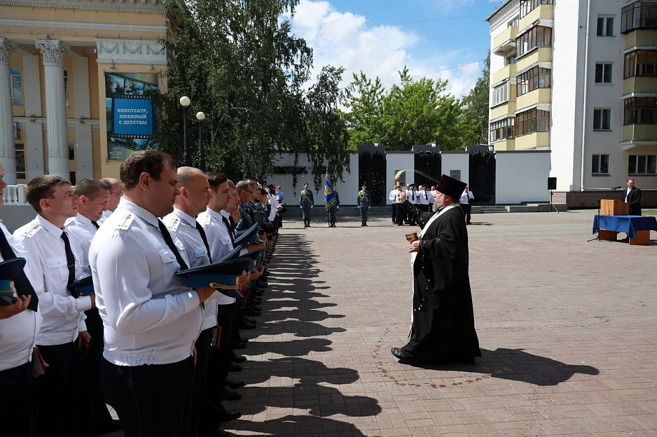 В Кургане священник окропил судебных приставов святой водой