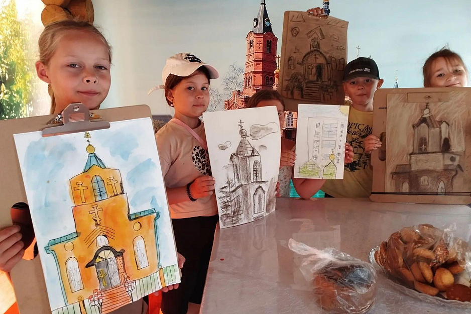 В Кургане дети на каникулах рисовали православный храм