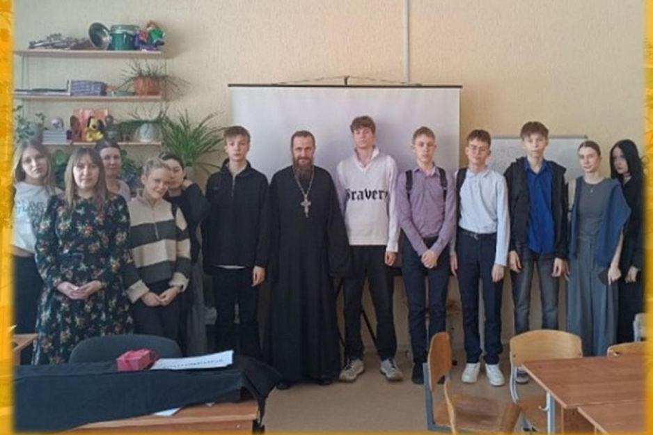В Курганской гимназии побывали священник и сестра милосердия