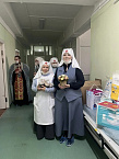 Священник и сестры милосердия принесли пасхальную радость в Курганский онкодиспансер