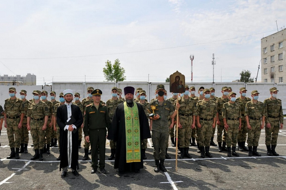 В Кургане призывников на военную службу напутствовали православный священник и мусульманский имам