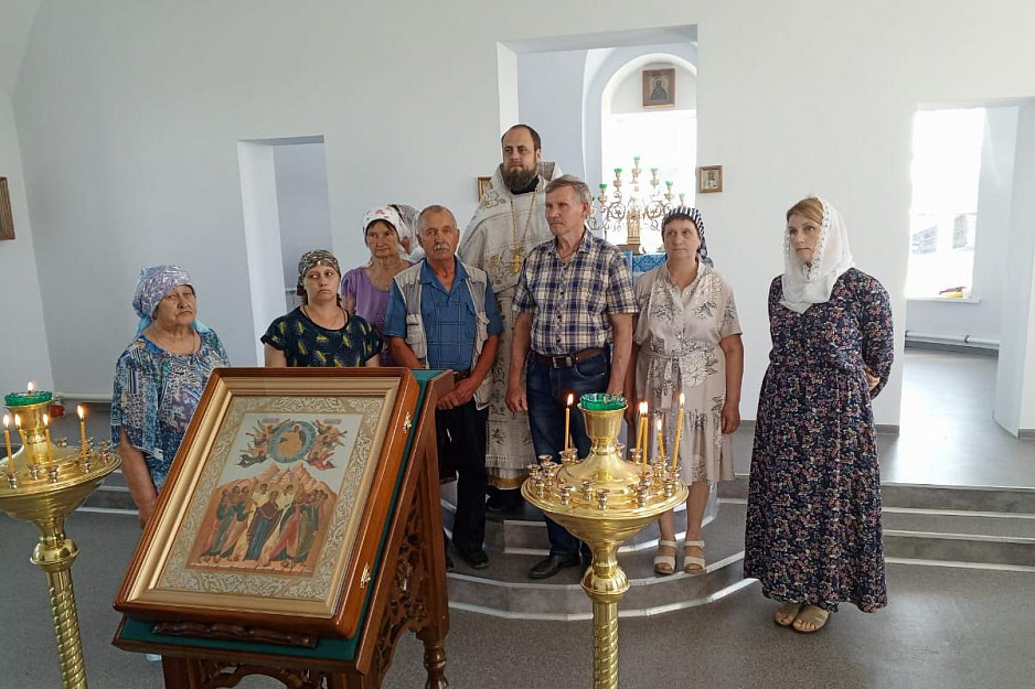 В храм села Шмаково приобретены дарохранительница и  панихидный стол