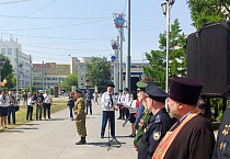 Курганский священник окропил святой водой участников митинга в честь Дня пограничника