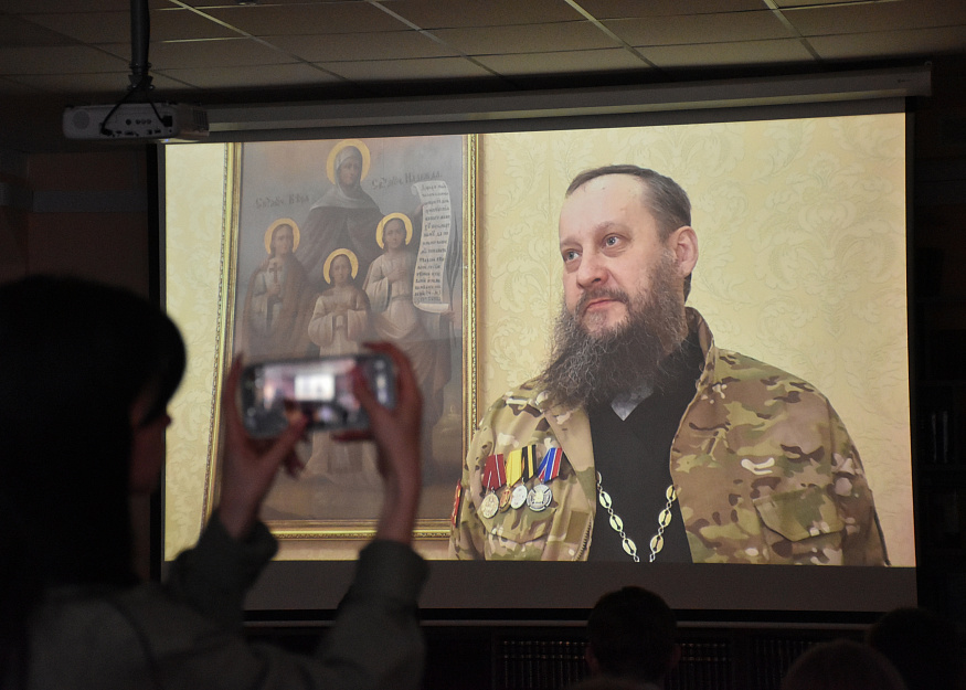 Школьники и волонтеры СВО посмотрели фильм из цикла Курганской епархии «На линии жизни»
