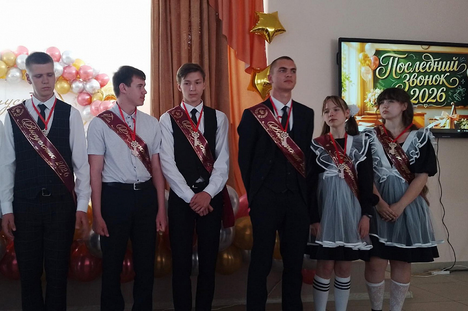В Половинном священник поздравил выпускников