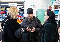 В Кургане заместитель губернатора осмотрела Центр гуманитарной помощи и побывала в храме