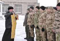 Курганский священник совершил молебен для росгвардейцев