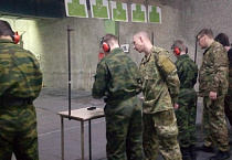 Курганский священник и  курсанты клуба «Воин» провели стрельбы в тире