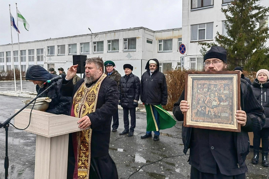 Курганские священники благословили парней, призванных в военно-космические и сухопутные войска