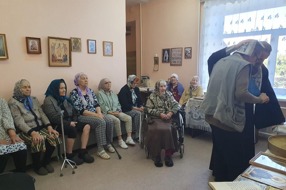 Курганский священник исповедовал и причастил пожилых людей в Лесниковском доме-интернате