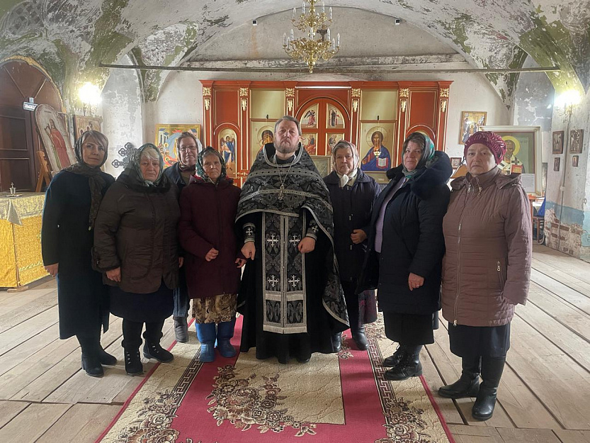 В Зауралье сельский храм посетили представители соцобслуживания