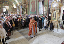 В главном соборе Кургана началась раздача Благодатного огня
