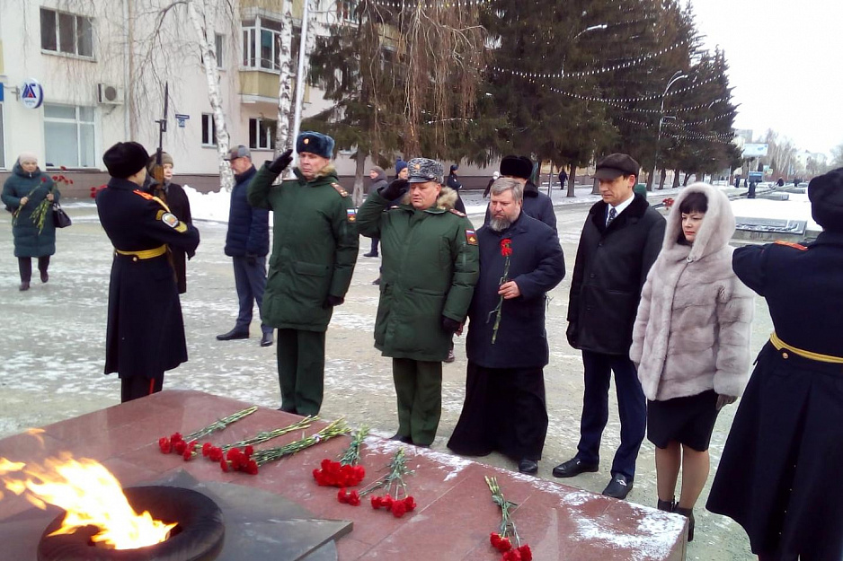 Курганский священник почтил память Героев Отечества 