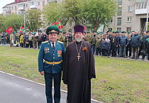 Курганский священник принял участие в митинге в честь Дня пограничника