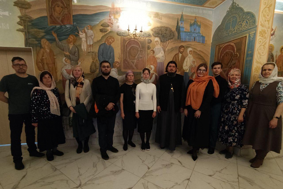 В Свято-Троицком соборе города Кургана члены клуба православных женщин дискутировали о выборе профессии выпускниками