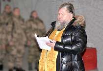 Настоятель курганского храма благословил сотрудников Росгвардии