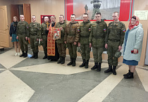 Курганский священник совершил пасхальный молебен в облвоенкомате