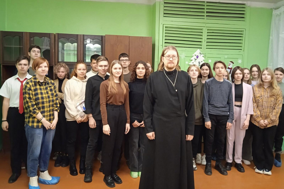 Курганский священник провёл встречи в двух городских школах