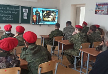 В Зауралье священник вручил юнармейцам шевроны с изображением небесного покровителя