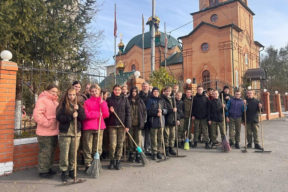 Семиклассники курганской школы помогли навести порядок в храме в Рябково