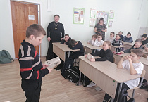 В Зауралье священник встретился со школьниками сёл Каширино и Колесниково