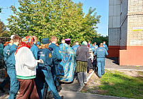 В Кургане священник вместе с огнеборцами помолился небесной покровительнице