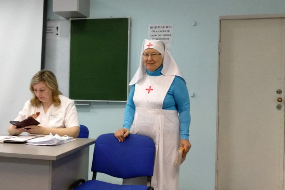В Кургане сёстры милосердия поздравили младший медперсонал областной больницы