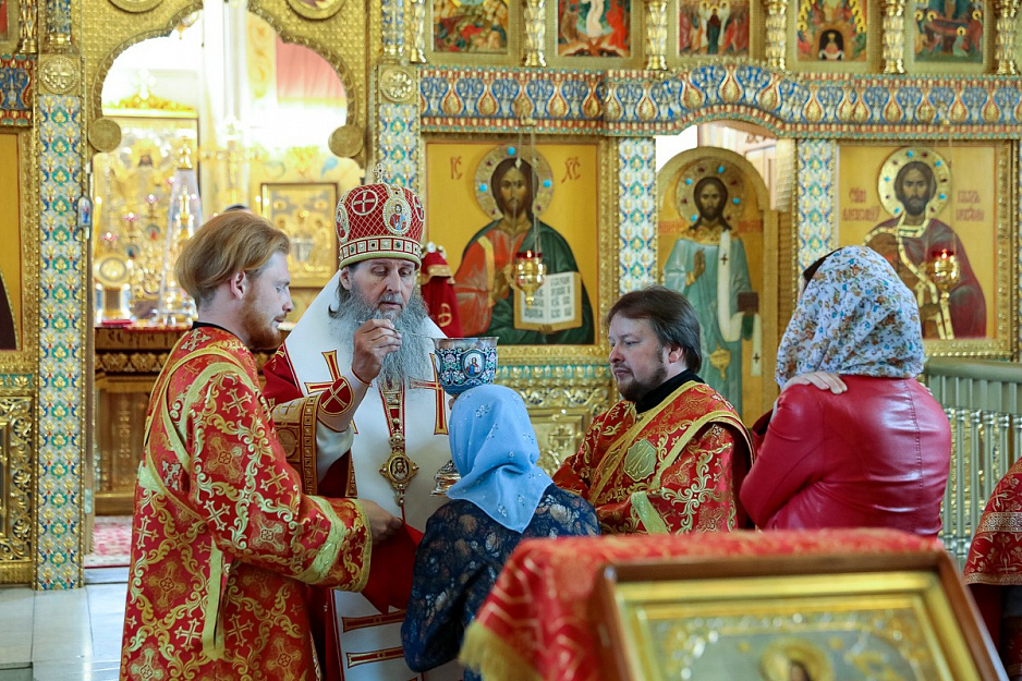 Митрополит Даниил совершил Литургию в кафедральном соборе Кургана в день отдания Пасхи